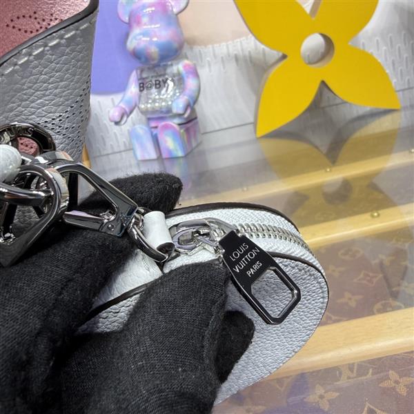 2026124164742596 210